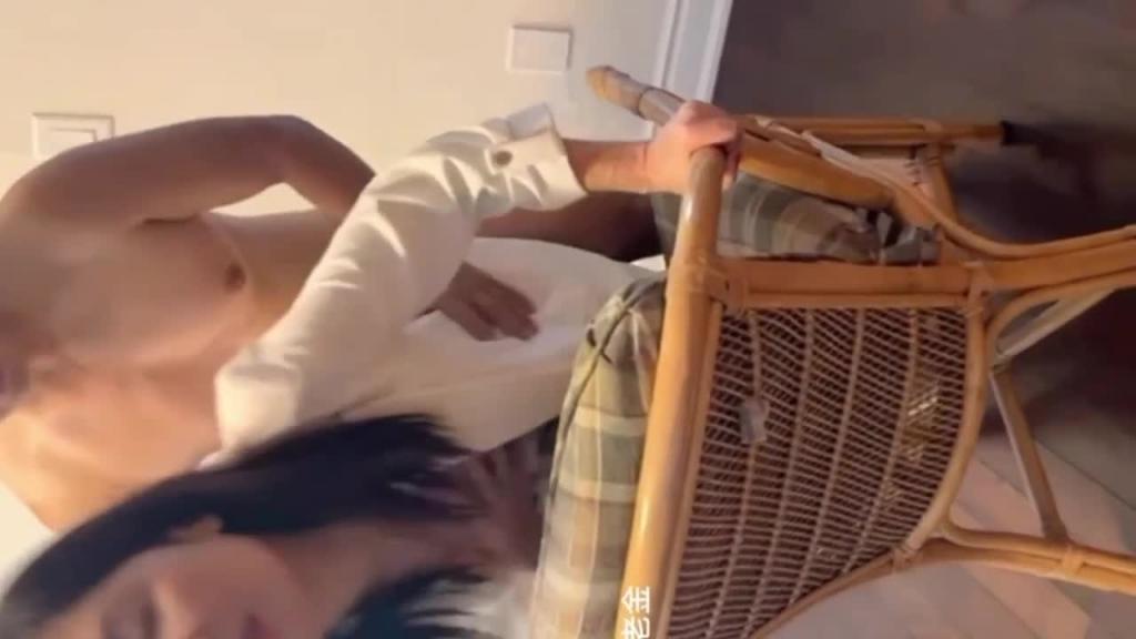 母亲和儿子同学偷情，妈妈被爆菊花，儿子中途回家撞见，同学操完儿子再操 预览截图 3
