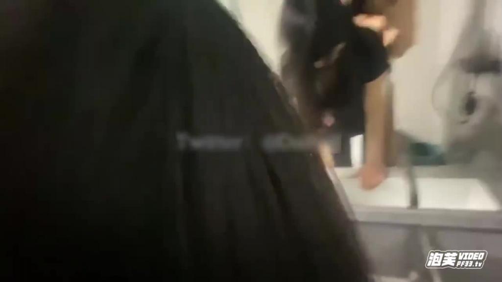 【骚货学妹】爆操制服开裆黑丝学妹 说她要尿了~粉嫩小嫩逼 活力四射_ev 预览截图 12