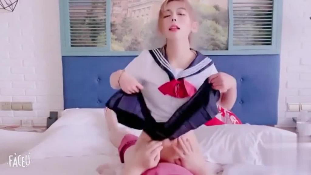 网红少女穿JK的性瘾少女爬上室友的床 预览截图 11
