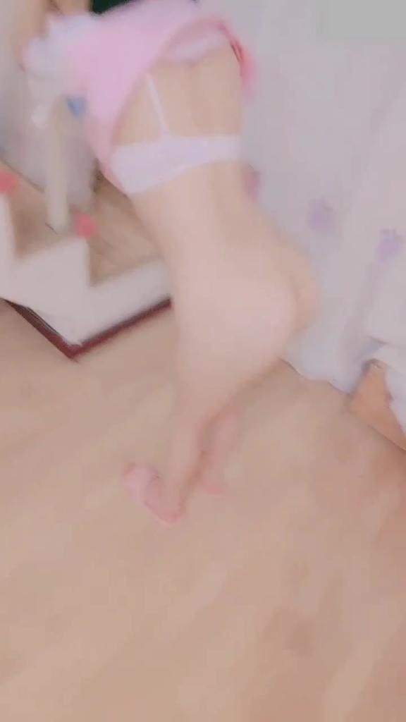{诱奸一线天白虎妹妹}父母不在叫兄妹乱伦！ 预览截图 3