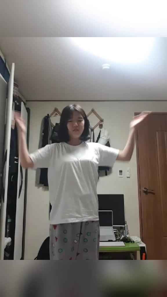 夜晚去公园自慰菊花骚逼超级大胆漏出每日必须喝一杯精液 预览截图 3