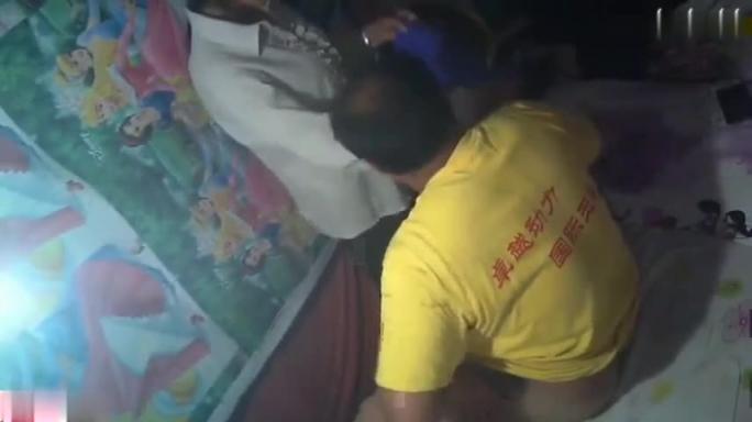 【真实母子乱伦】妈妈来城里看儿子,儿子下班穿着工服直接开干 预览截图 3