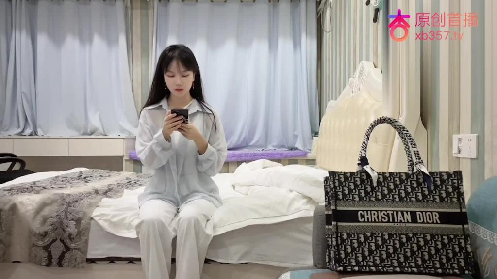 爆操清纯玲珑小学妹（附带之前选到臭逼退货录像） 预览截图 1