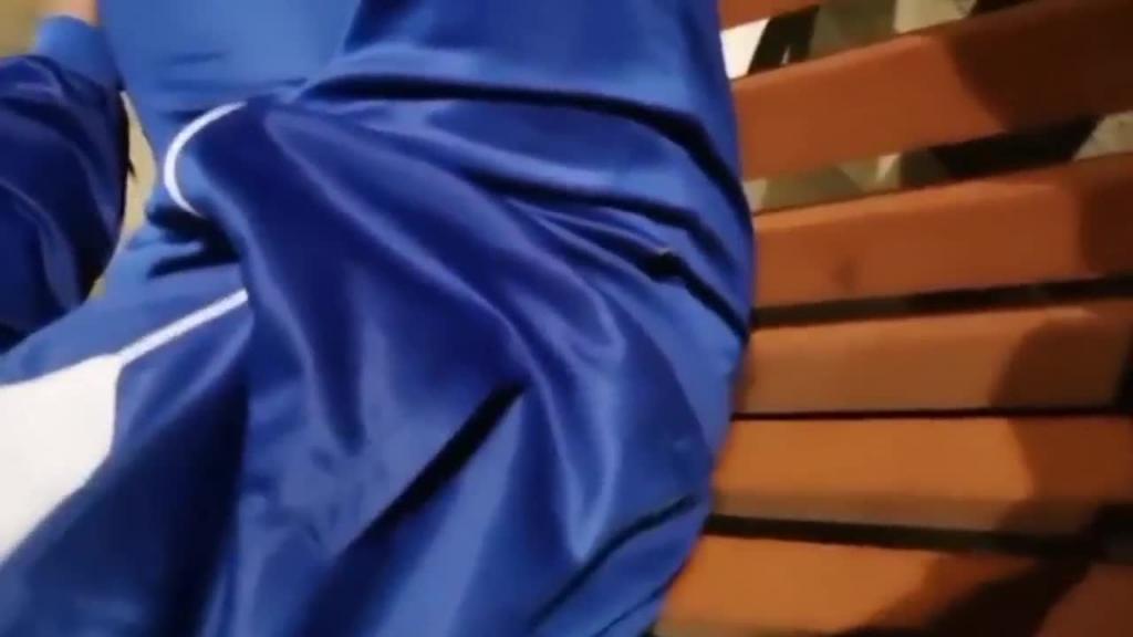 户外露出勾引学生做爱 预览截图 3