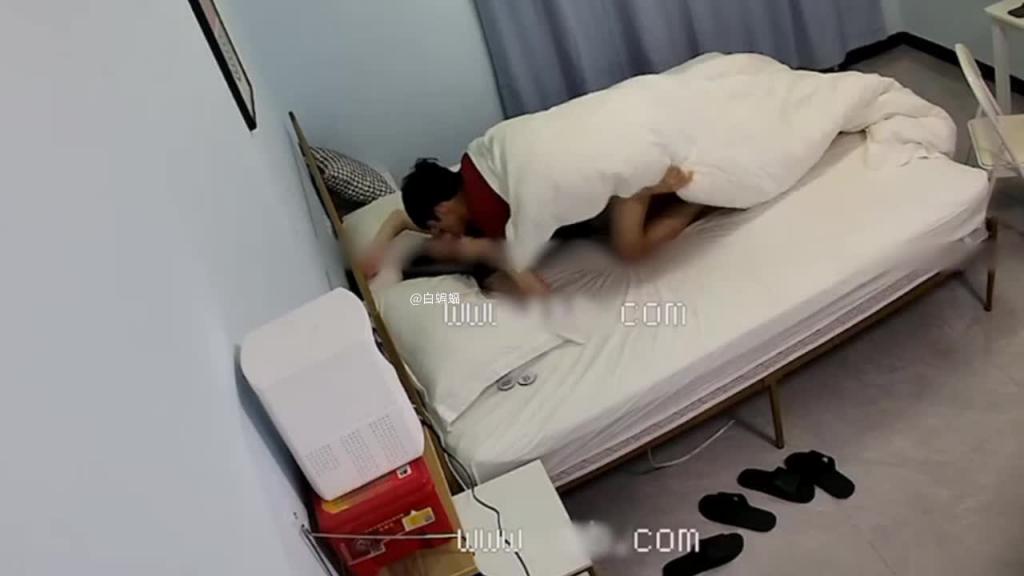 学生情侣酒店开房激战，小哥舔逼 按住大腿一插到底 预览截图 1