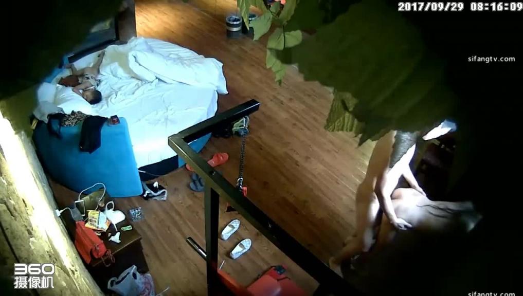 酒店偷拍修长美腿少妇身材真棒,夫妻居然当着孩子的面做爱 预览截图 9