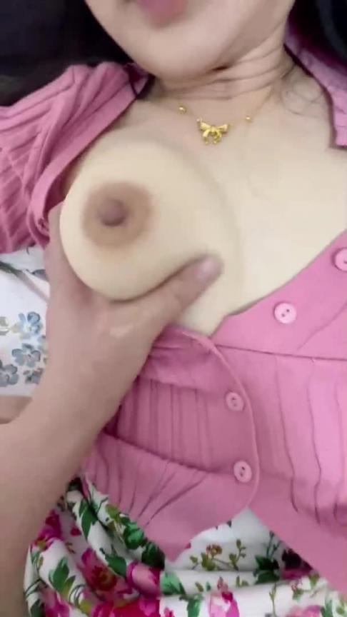 周未和姐姐单独在老家，姨妈刚走姐姐就不停在家发骚，先让她带上乳夹菊花插上尾巴去楼下取快递，回来自己扶着鸡巴坐进去〔晕奶勿入) 预览截图 7