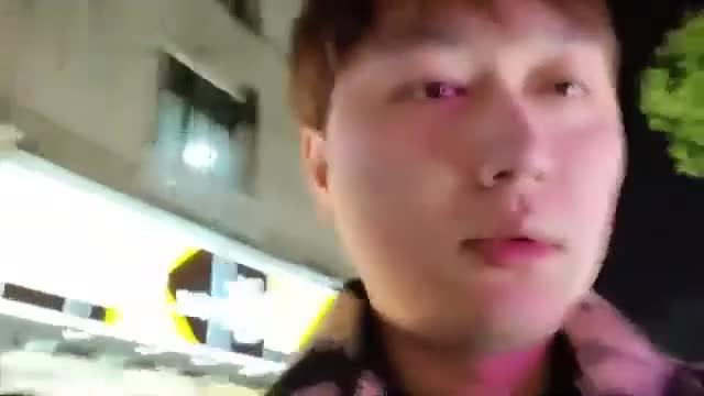 街头约会勾搭-富二代勾搭00后学生妹喝酒几杯百威下肚找个厕所男的不干他还不愿意! 预览截图 2