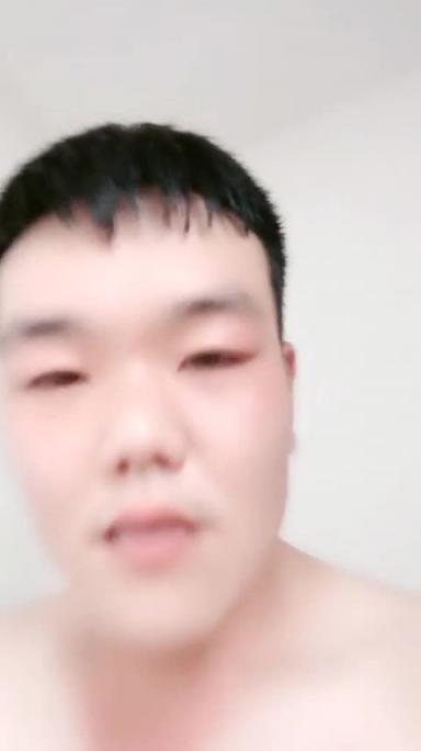母子乱伦 让巨乳妈妈主动帮忙口交 预览截图 9