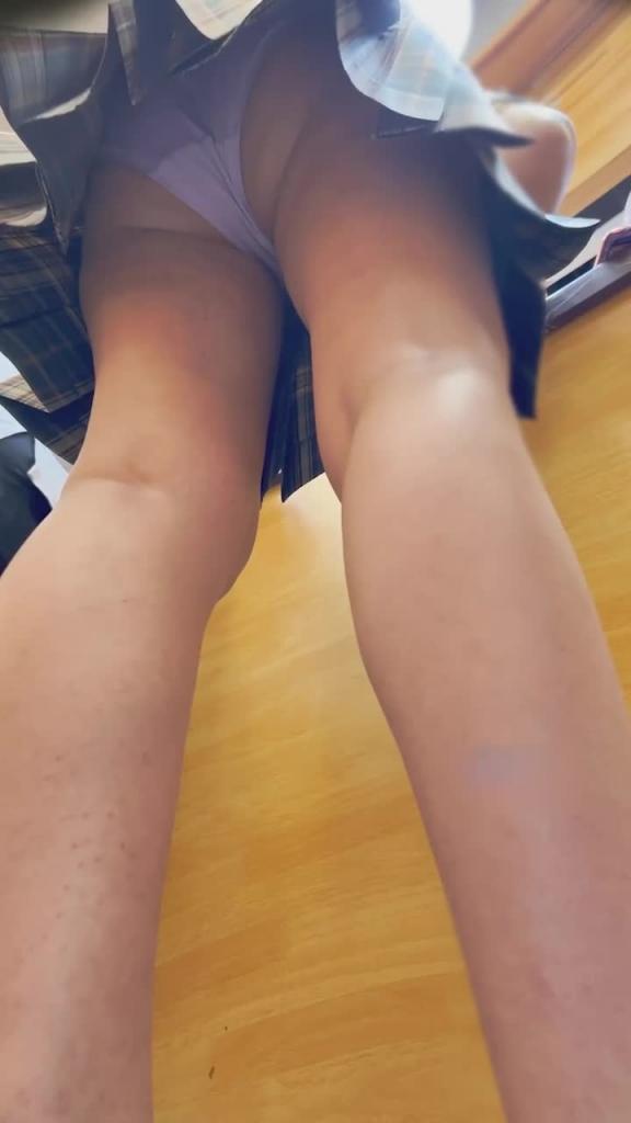大神偷拍美女裙底萝莉塔长裙COSER逛街眼镜妹绿色窄内骚气侧露JK制服靓女吃饭..粉色骚内翘起来给你看 预览截图 9