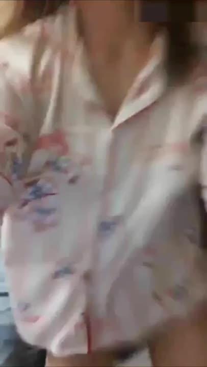 乱伦精选 骚货姐姐趁妈妈弟弟熟睡淫荡自慰偷偷拍妈妈骚穴舔弟弟小鸡鸡喂弟弟吃奶子 预览截图 3