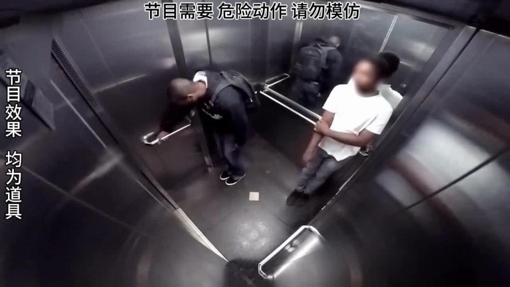 笑不活了,当电梯里有个内急的老6#整蛊路人 预览截图 11