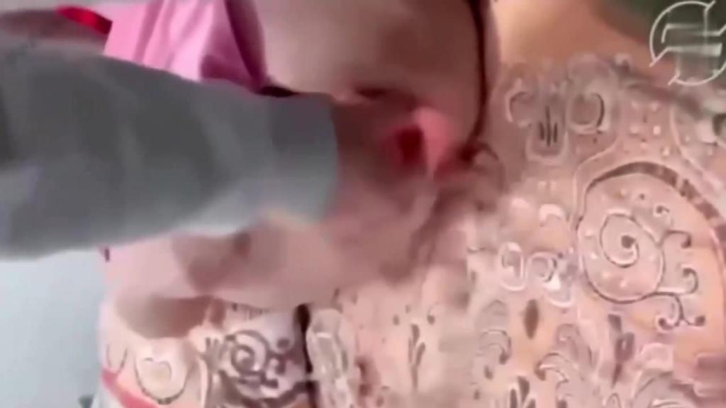 乱伦史上再封神力作我的丰臀妈妈!爆妈妈菊花+妹妹吞下我的精液+妈妈当着我的面自慰! 预览截图 7
