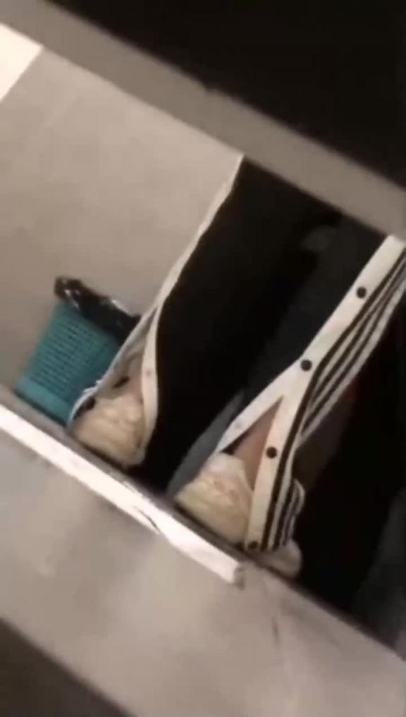 厕所啪啪翻车精选,中学生厕所泄欲 预览截图 3