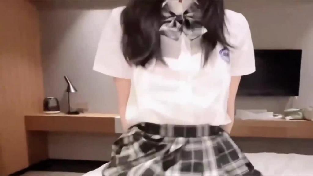 JK装学生妹下课后和学长开房被无套 预览截图 4