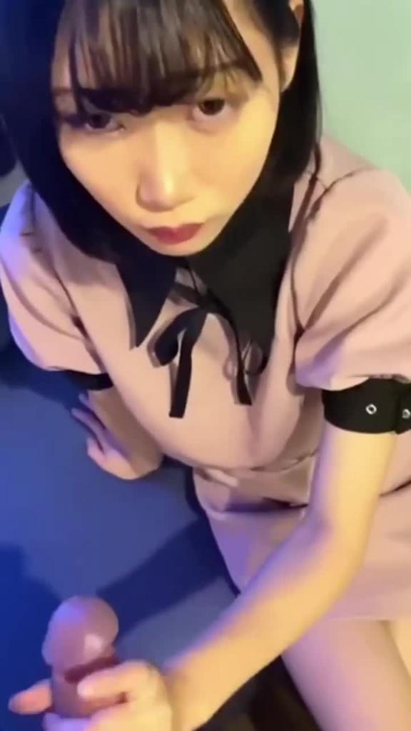 【兄妹乱伦】陪表妹在考场附近酒店订房_考试刚回来_在我面前直接换衣服 预览截图 1