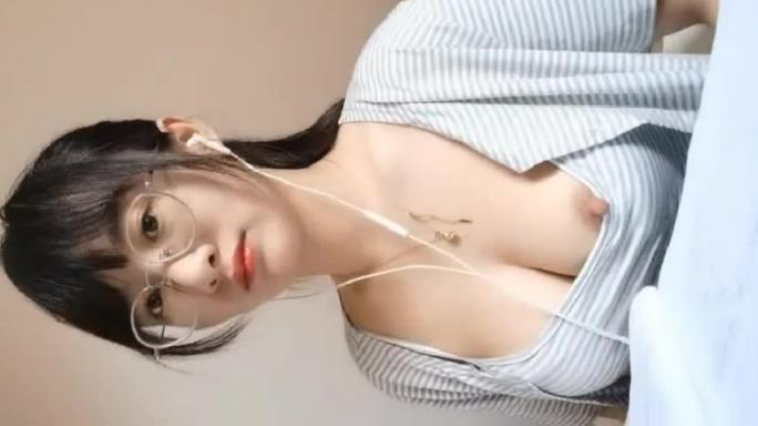 骚货忍不住当着全班师生的面自慰 预览截图 4