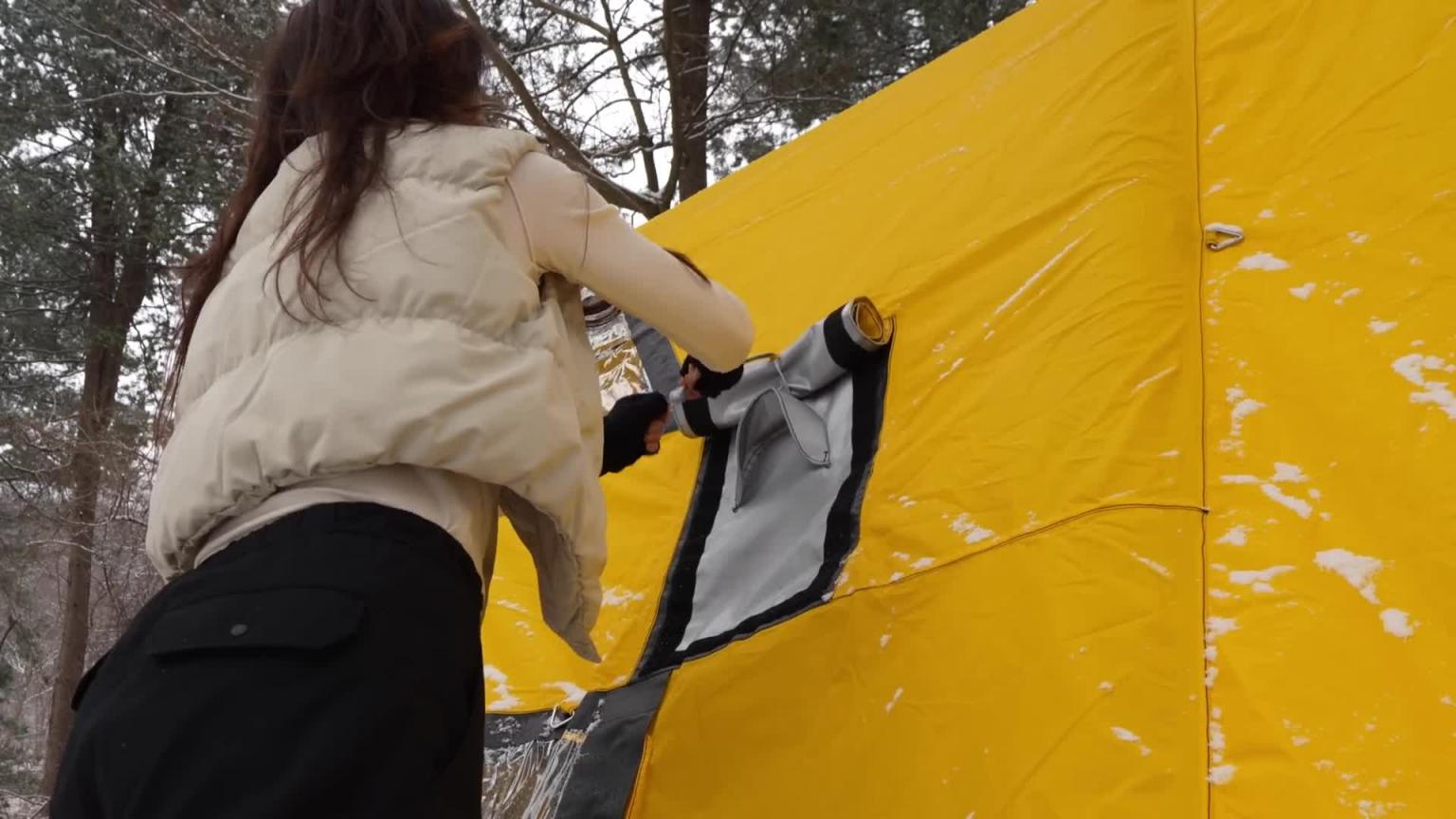在雪林冰冻小屋的充气帐篷里露营 预览截图 3