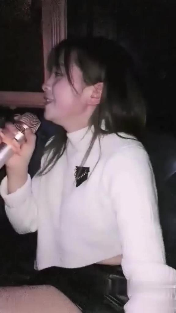 KTV调教兄弟女友,酒劲上来,包厢直接脱了操 预览截图 1