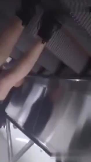 街射，精液射手上被发现还闻了一下 预览截图 1