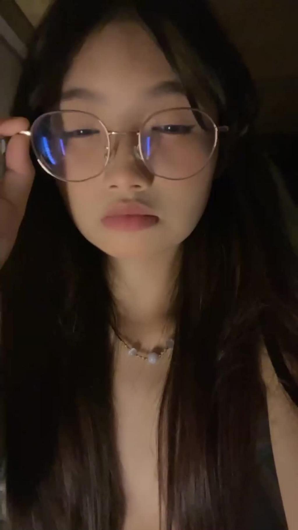 【#吃瓜】萝莉学生妹和渣男打视频自慰！被渣男录下自慰视频，这眼镜妹真清纯 预览截图 11