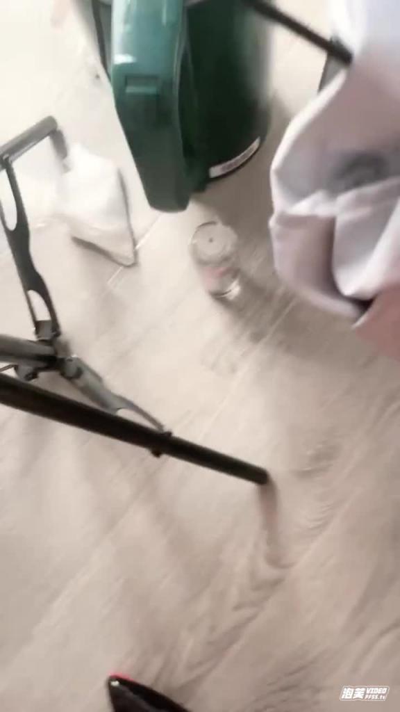 【反差眼镜妹】JK眼镜红底高跟反差嫩妹 跳蛋插逼喷水自慰 极度诱惑_ev 预览截图 9