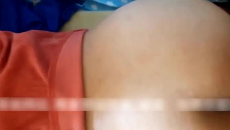 妈妈在和同事打电话被儿子拔下裤子后入 预览截图 11