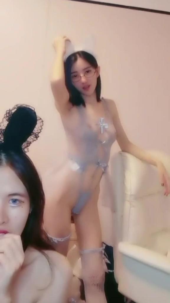 高冷御姐范的姐妹花酒店情趣蕾丝大秀裸舞 预览截图 1