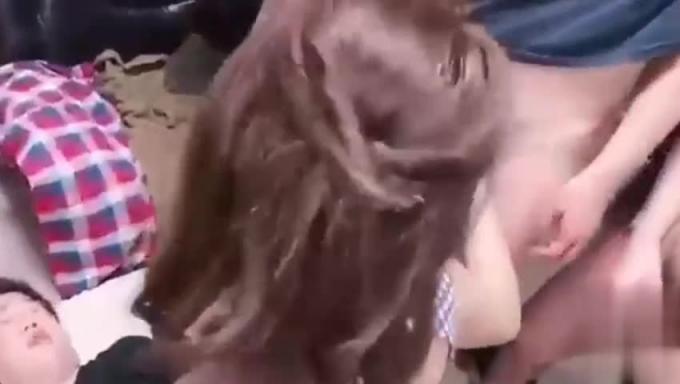 【重磅推荐】女神被群P大鸡巴轮流爆 预览截图 3