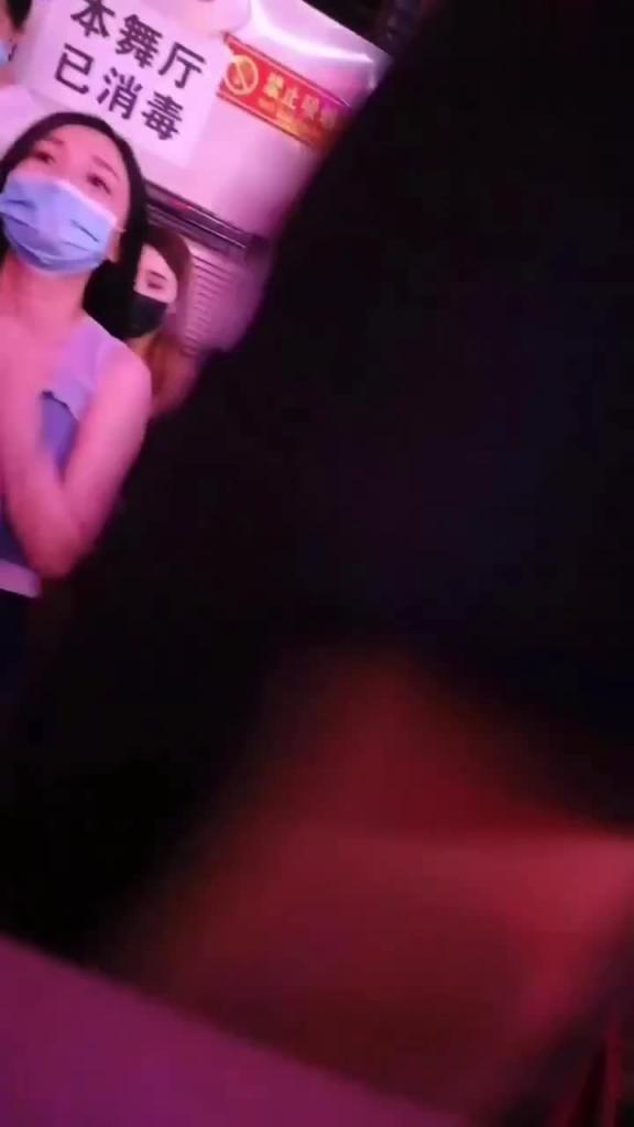 【2023成都砂舞厅-高清偷拍】各种美女海选，摸奶摸屁股 预览截图 10