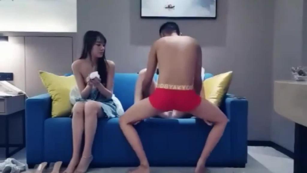 【双飞探花】高价网约两个萝莉型兼职嫩妹双飞各种高难度动作啪啪 预览截图 2