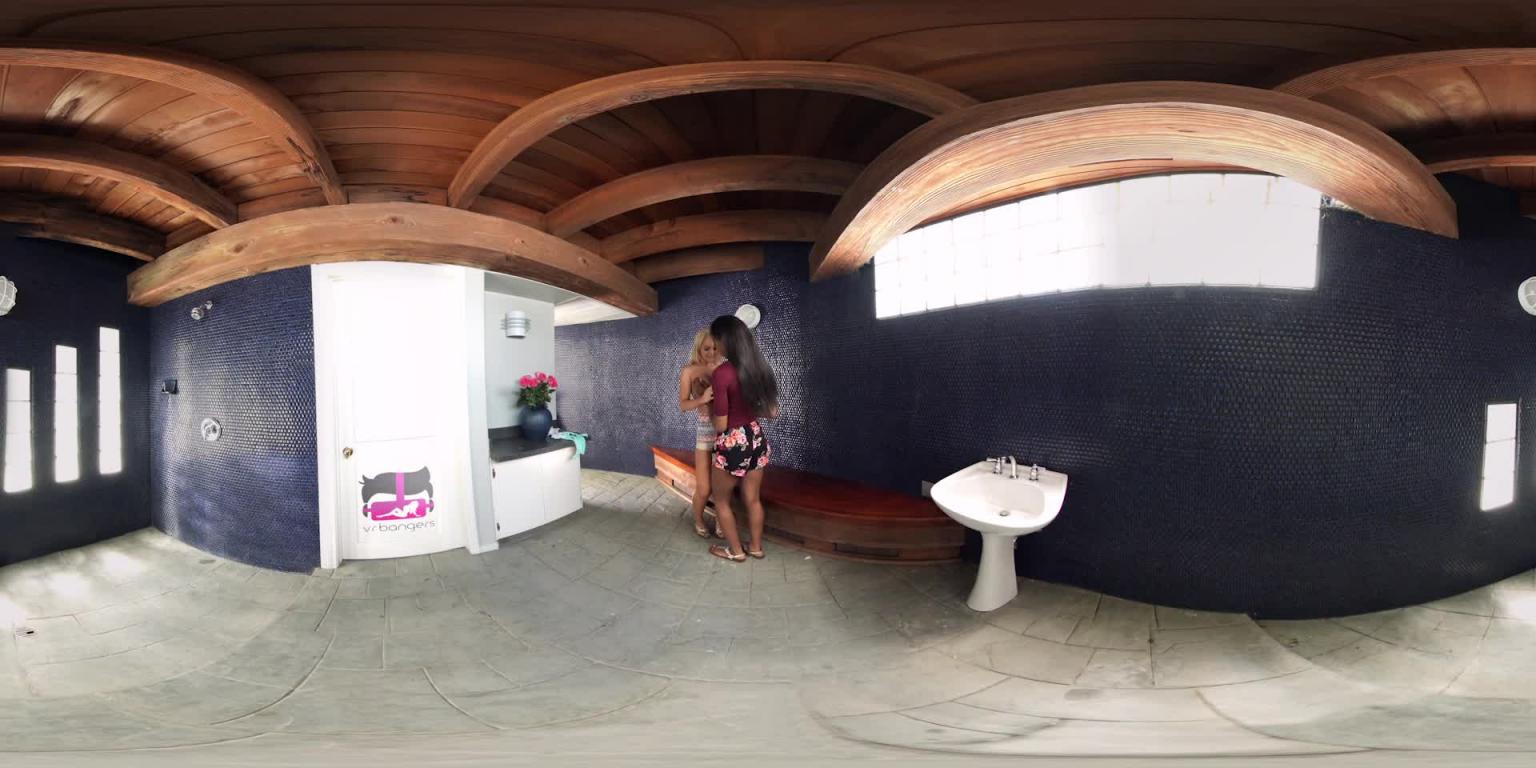 泳池玩3P VRB-006 预览截图 2