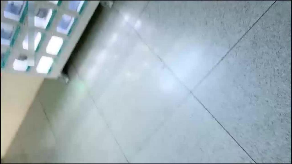 【极品尤物】淫男贱女医院厕所打野炮,紧张刺激爽完还要撒个尿 预览截图 12
