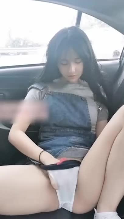 【父女乱伦】广西禽兽父亲接高三女儿在车内乱伦,女儿身材太好了! 预览截图 3