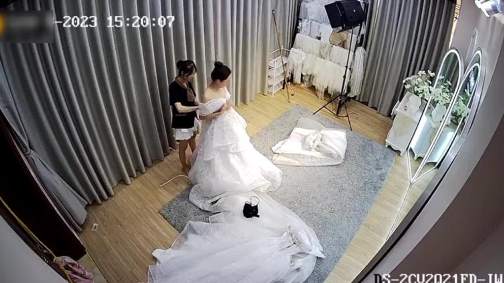 2023最新泄密 知名婚纱店偷安监控拍新娘婚纱事件 偷拍三位新娘同时换婚纱 还有个孕妇 预览截图 4