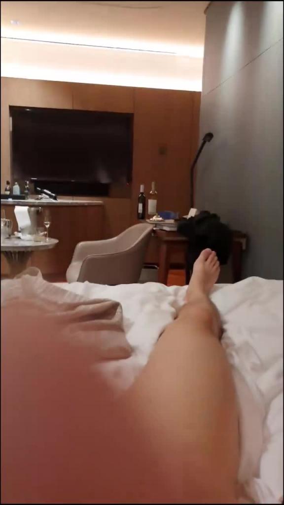 酒店豪华套房约炮高尔夫球美女教练金正楠，无套内射草完逼闹矛盾一脸不悦。 预览截图 9