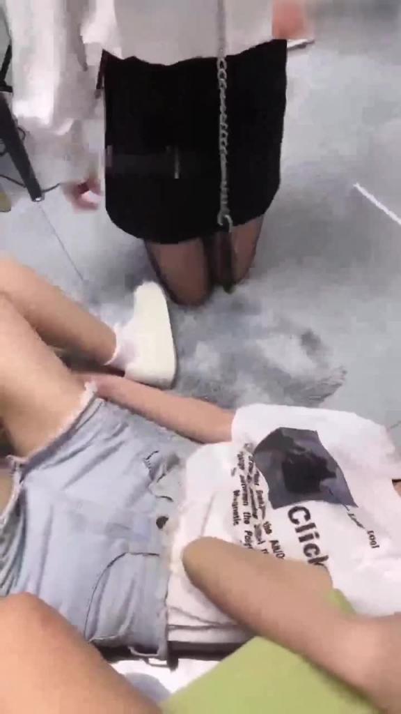 【万人求-研究生女同闹市区调教】刷新女奴的羞耻感，让你鸡儿硬邦邦 预览截图 8