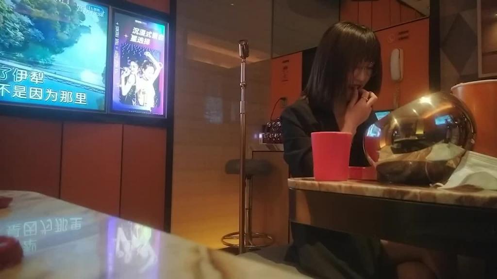 KTV激情不眠夜,三男三女唱歌玩成人游戏 预览截图 1