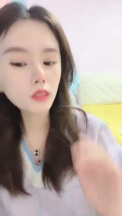 女主播性感开腿玩穴，身长大白腿给你闻香一下～ 预览截图 6