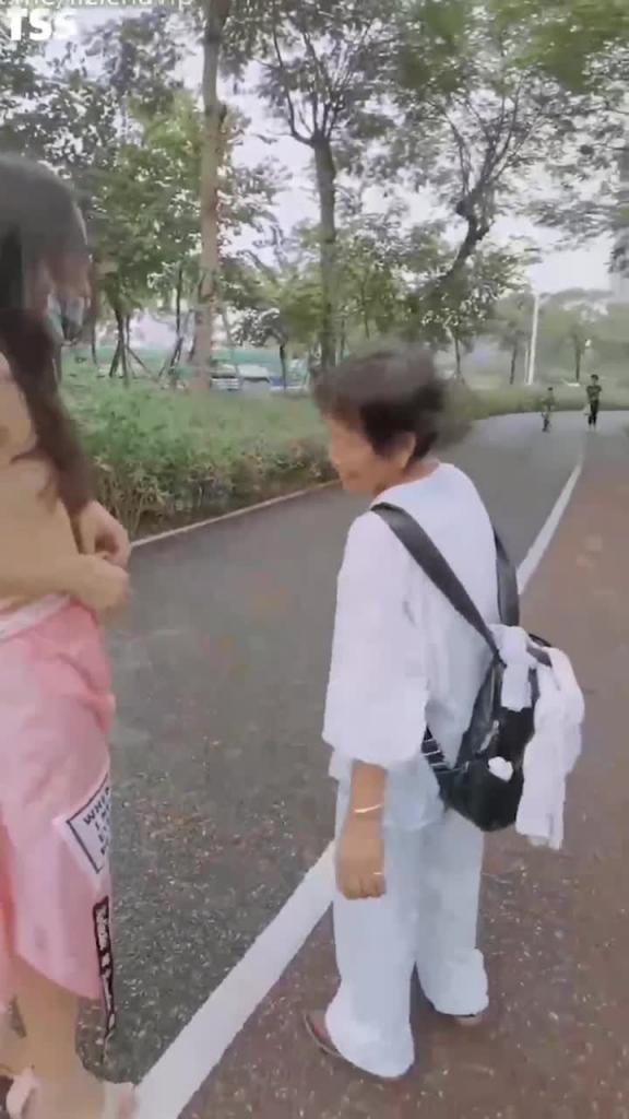 【户外露出调教系列】带母狗去方特玩露出周末游客多差点被围观 预览截图 8