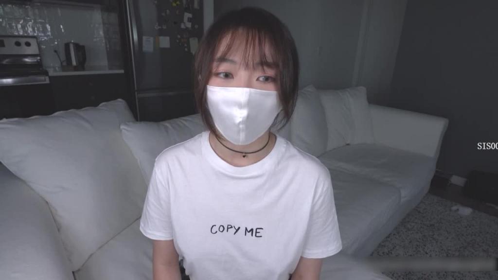 [HongKongDoll]白色JK制服后入，爆操肥美嫩穴从沙发干到厨房 预览截图 3