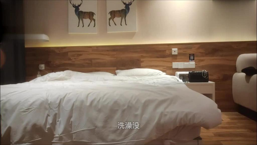酒店重金约啪丰满高颜值妹子,口交跪舔波推解锁各种姿势和表情 预览截图 1