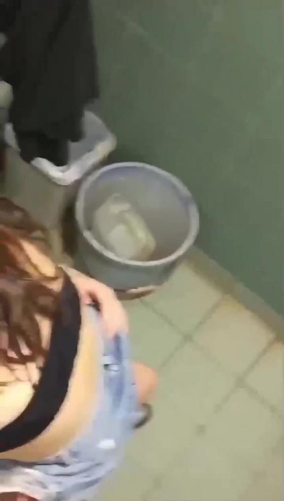 厕所啪啪翻车精选,中学生厕所泄欲 预览截图 7