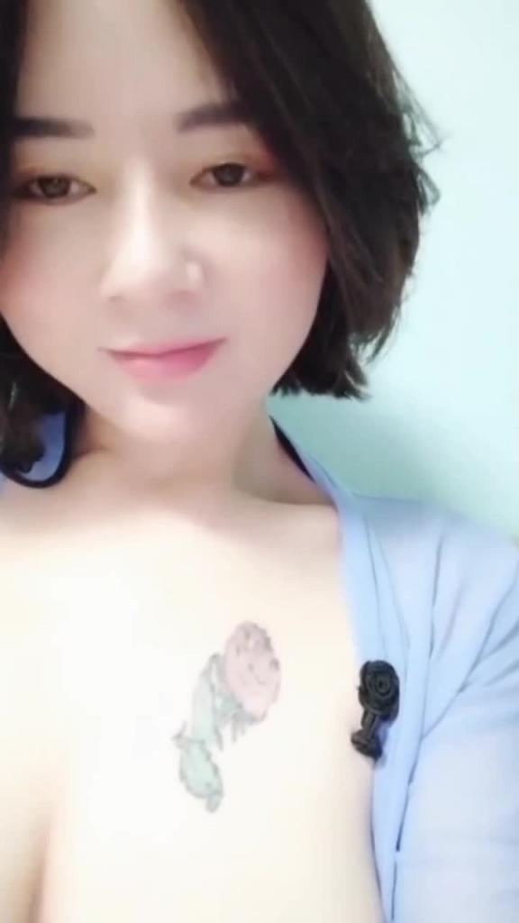 巨乳少妇情趣装白丝沙发自慰 预览截图 8