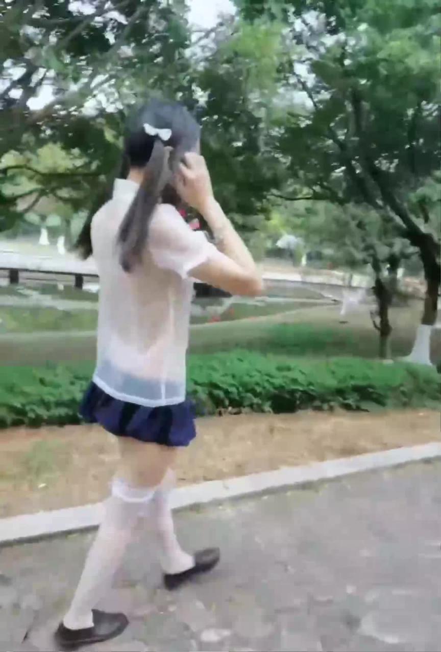 真实少女户外凉亭内勾引撩闲小伙 预览截图 2