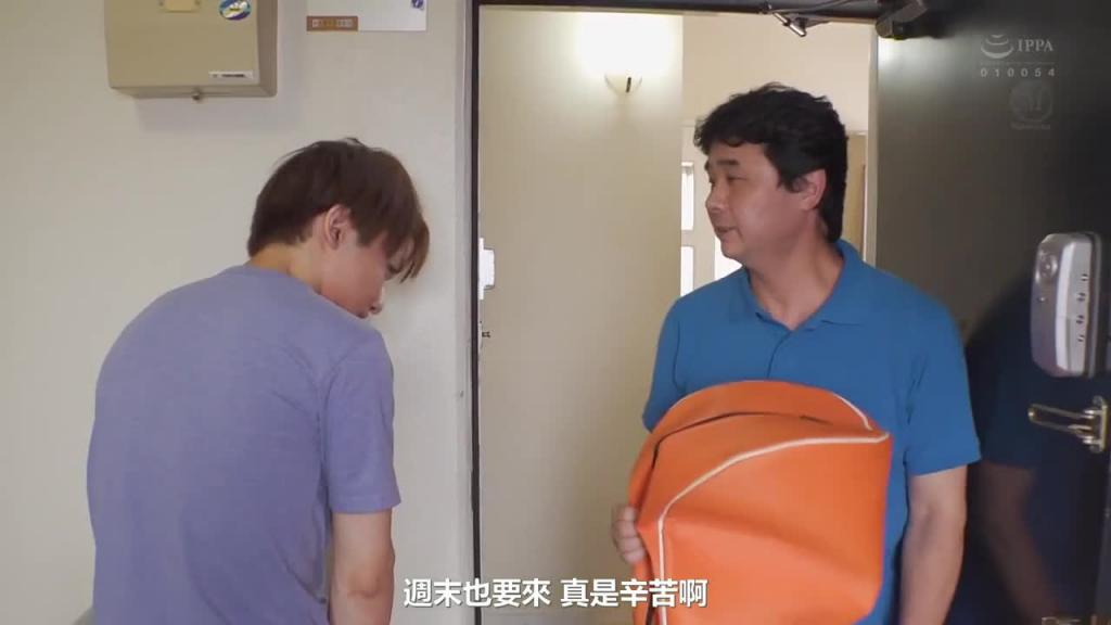 这是对部下严厉的肉感女上司性骚扰后生气做爱的故事。 金谷宇乃 JUL-721 预览截图 8