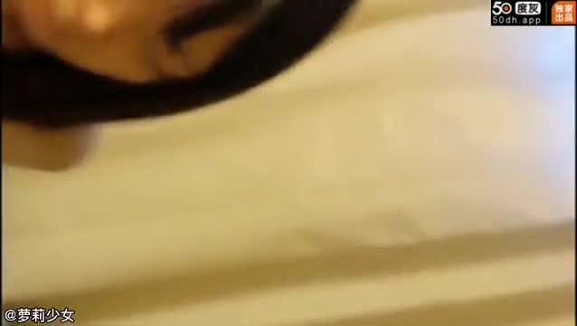 【父女乱伦】爸爸教女儿自慰,用自慰棒插入小穴,微乳女儿很乖很听话。 预览截图 9