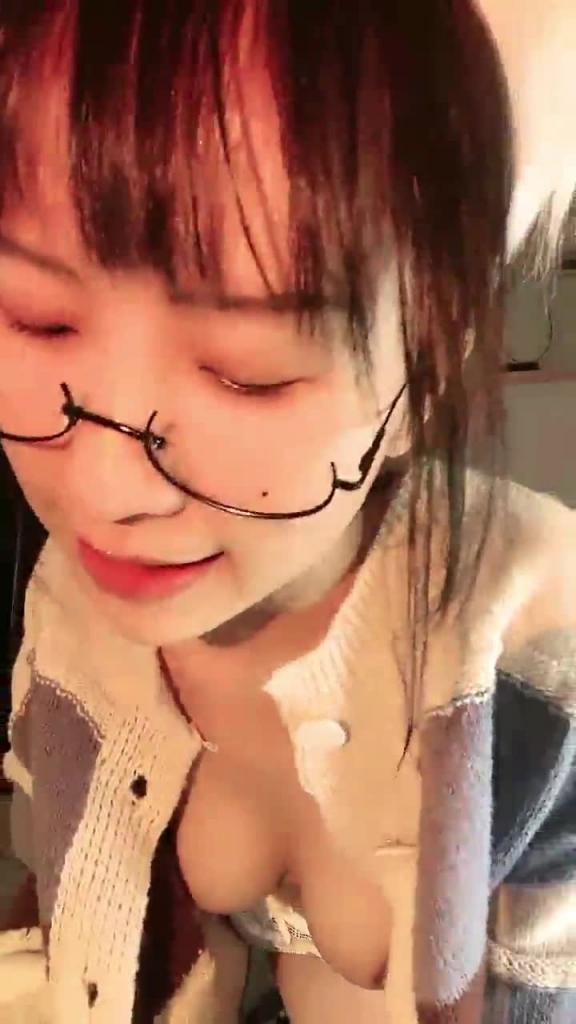 水蛇腰甜美萝莉，笑起来甜美骚的很，扭动蜜桃美臀，铺上毛巾振动棒插穴，多毛骚逼高潮大量喷水 预览截图 2