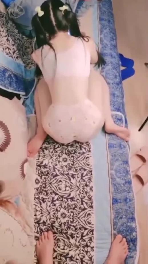 极品萝莉同事的女儿,无套打桩馒头白虎逼 预览截图 2