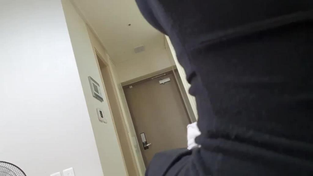 金钱诱惑美乳嫩妹回炮房做爱 一边数着钱一边后入 预览截图 12
